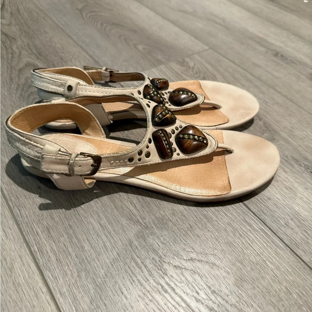 Frye Laurel Ornament Beige Sandals with Beaded Detail Size 8 - Picture 3 of 8